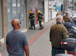 Notícia - Bombeiros são acionados após fumaça em agência bancária no Centro de Criciúma