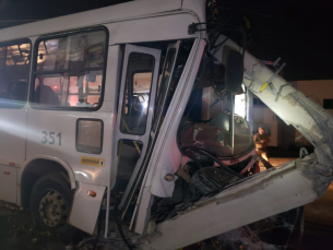 Notícia - Criciúma: Colisão de ônibus contra poste interrompe trânsito na Rua Henrique Lage