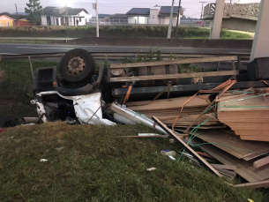 Notícia - Içara: motorista fica ferido após caminhão capotar na BR-101 