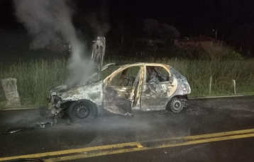 Notícia - Incêndio deixa veículo destruído na BR-101 em Santa Rosa do Sul