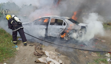 Notícia - Veículo fica destruído por incêndio em Araranguá