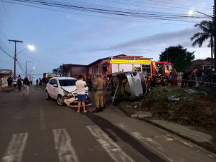 Notícia - Duas pessoas ficam feridas após colisão entre veículos em Içara