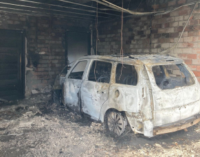 Notícia - Carro fica destruído após incêndio atingir garagem de residência em Araranguá