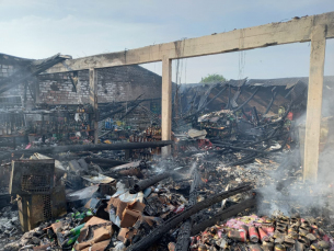 Notícia - Incêndio destrói depósito de bebidas em Sombrio