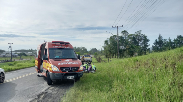 Notícia - Rodovia Genésio Mazon: motociclista fica ferida após desviar de buraco e cair do veículo