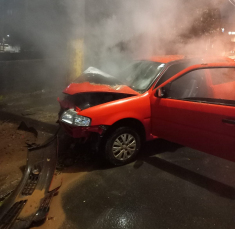 Notícia - Carro colide contra poste e duas pessoas ficam feridas em Içara