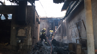 Notícia - Galpão e estufa de fumo são atingidas por incêndio em Criciúma