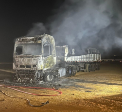 Notícia - Carreta carregada de arroz fica destruída após ser atingida por incêndio em Ermo