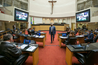 Notícia - Rejeitada proposta que prevê o fim do recesso parlamentar 