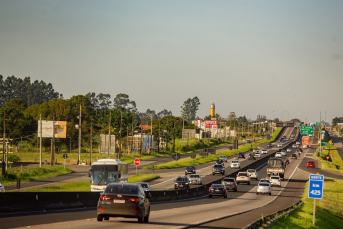 Notícia - BR-101: mais de 600 mil veículos devem passar pela região durante o feriado