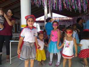 Notícia - Clima de Carnaval invade as unidades de ensino de Balneário Arroio do Silva