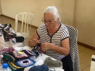 Notícia - Clubes de Mães de Içara confeccionam gorros e cachecóis em lã para o RS