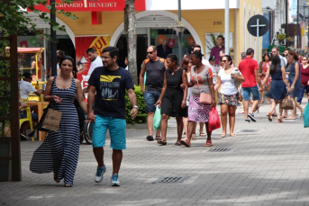 Notícia - Metade dos consumidores ainda não efetuou as compras de Páscoa