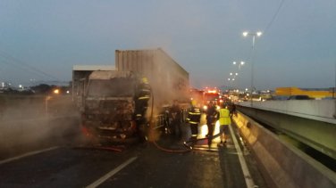 Notícia - Incêndio em caminhão tumultua trânsito na BR-101 norte