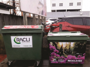 Notícia - Contentores de lixo para reciclagem são instalados no Centro de Forquilhinha