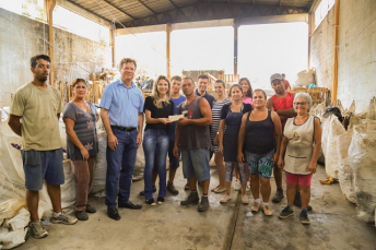 Notícia - Cooperativa recebe ajuda de custos após incêndio