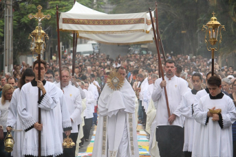 Notícia - Solenidade de Corpus Christi leva católicos às ruas