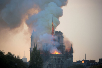 Notícia - França vai criar fundo para reconstrução da Notre-Dame