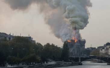 Notícia - Incêndio atinge a Catedral de Notre-Dame, em Paris