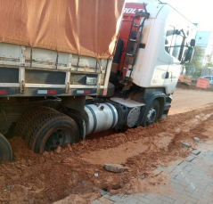 Notícia - Caminhão atolado nas obras da Santos Dumont