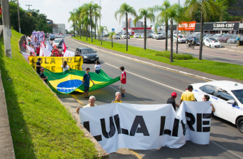 Notícia - Cerca de 300 pessoas na Caminhada Lula Livre (VÍDEOS)