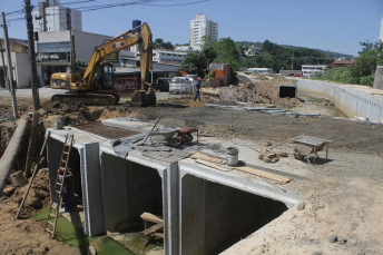 Notícia - Obras em rede de esgoto forçam mudanças no trânsito