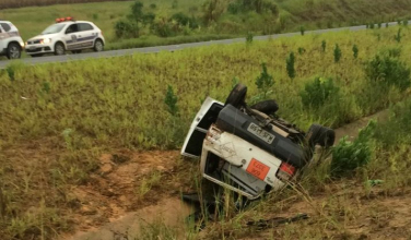 Notícia - Capotamento na Via Rápida. Motorista sai ileso