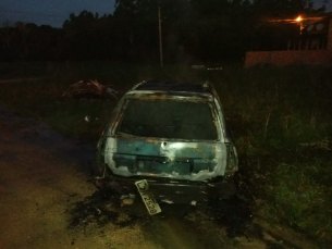 Notícia - Fogo destrói carro em Içara