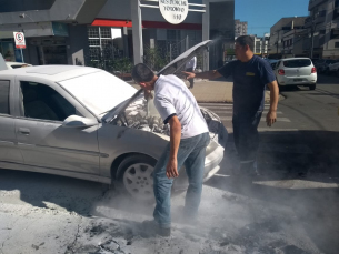 Notícia - Fogo em carro resulta em susto no Centro