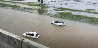 Notícia - Não deu! Motoristas tentam a sorte e ficam presos no alagamento da BR 101 (VÍDEO)