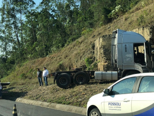 Notícia - Acidente com carreta complica trânsito na Via Rápida