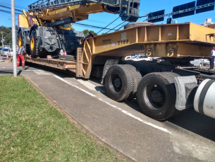 Notícia - Avenida desbloqueada, carreta segue viagem