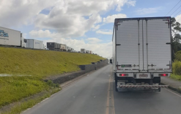 Notícia - BR-101: Carretas removidas, tráfego liberado no fim da tarde