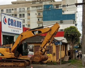 Notícia - Antigo e conhecido imóvel da Avenida Centenário é demolido