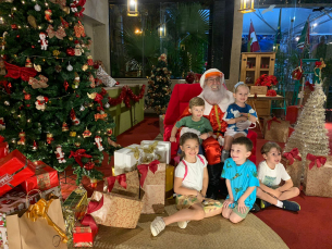 Notícia - Casa do Papai Noel recebe crianças e adultos na sua casa, na Praça do Congresso