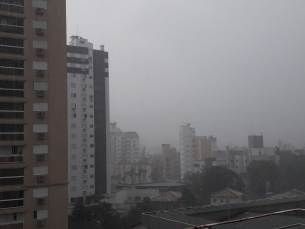 Notícia - Pancada de chuva mas sem novos transtornos