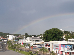 Notícia - Chuva com sol em outra tarde muito quente