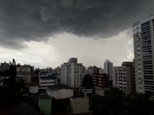 Notícia - Trovoadas e chuva forte no meio da tarde