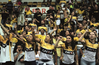 Notícia - O hino que abafa a torcida: caso pensado?