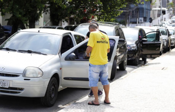 Notícia - DTT reforça equipe de monitores do estacionamento rotativo