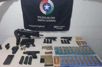 Notícia - Com arsenal em casa, homem é preso em Sombrio