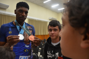 Notícia - Bairro da Juventude recebe visita de medalhista olímpico