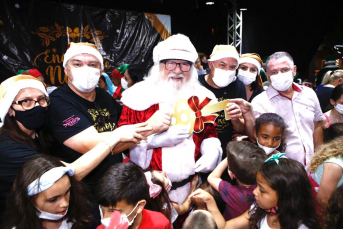 Notícia - Chegada do Papai Noel e apresentações marcam início do Encantos de Natal em Forquilhinha