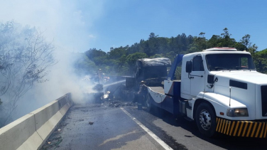 Notícia - Acidente fecha BR 101 no sentido sul