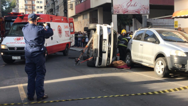 Notícia - Acidente resulta em carro capotado e motorista ferido (VÍDEO)