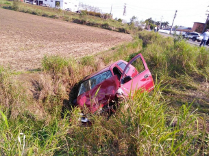 Notícia - Colisão entre veículos termina em saída de pista 