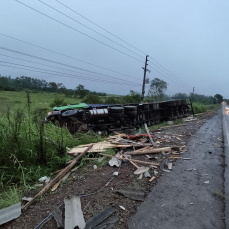 Notícia - Pista molhada resulta em acidente entre caminhões no Ermo