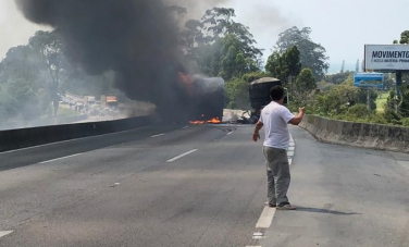 Notícia - Após acidente, carreta pega fogo na BR-101 (VÍDEO)