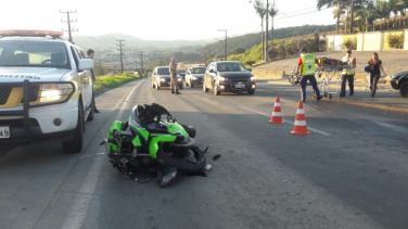 Notícia - Dois feridos em colisão entre carro e moto