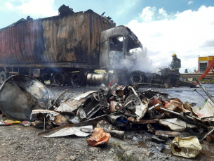 Notícia - Morte de irmão, carretas incendiadas... uma triste manhã na BR-101 (VÍDEOS)